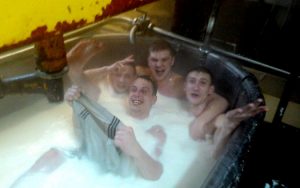 Парни выложили в Сеть фотографии, где они купаются в молоке