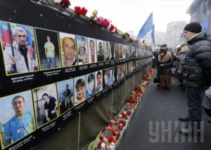 На Майдане, чтобы почтить память погибших, собралось более 5 тыс человек