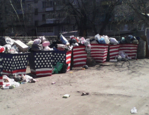Мусорные баки в цвет флага США
