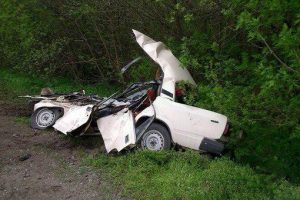 БТР раздавил "Жигули" под Черкасском. Водитель и пассажил погибли на месте