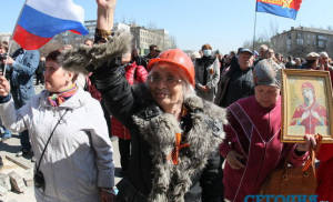 Митингующие в Донецке молятся, чтобы в них не стреляли силовики/Фото "Сегодня"