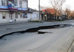 В центре Таганрога под землю провалился асфальт