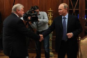 Путин и Миронов здороваются в рукопожатии