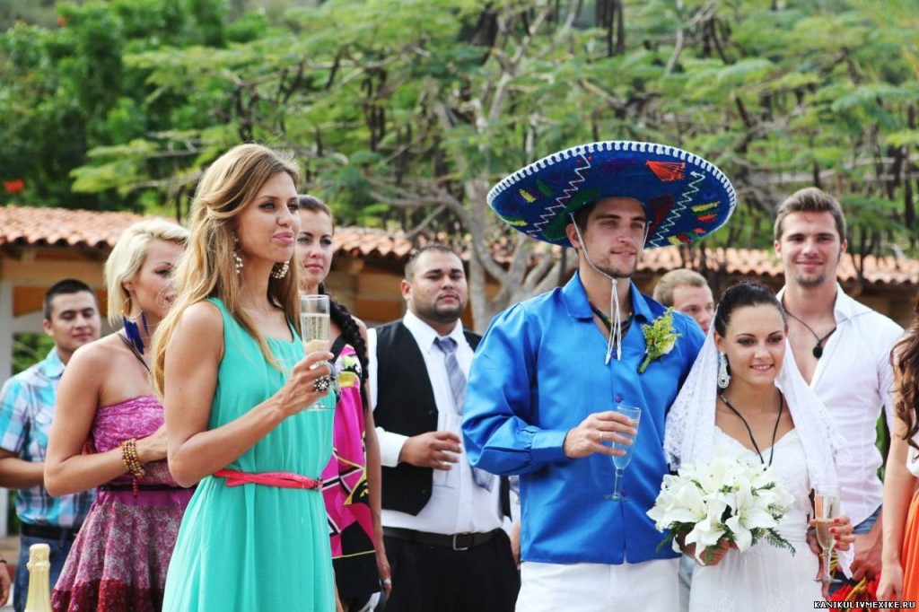 на фото: Полина и Вэл сыграли свадьбу на проекте в Мексике