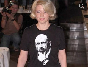 Анна Турчинова везде появляется в футболке с фотографией мужа