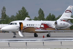 Самолет Шумахера Falcon 2000EX с его инициалами