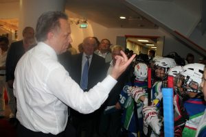 Министр спорта РФ Виталий Мутко с юными хоккеистами из Первой смены. Фото: Катерина Ляуфер
