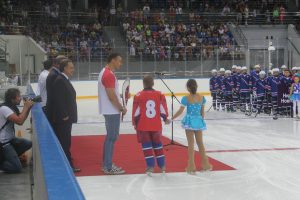 Алексей Воевода передает частичку Олимпийского огня юным спортсменам. Фото: Катерина Ляуфер