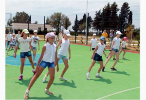 Воспитанники из Первой смены на зарядке
