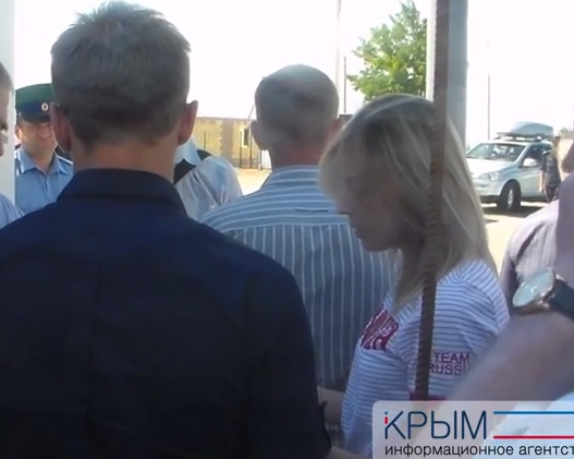 Наталья Поклонская появилась на публике в широкой тинейджерской футболке