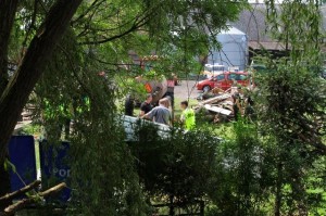 Полиция и спасатели не могут подобраться к выгребной яме