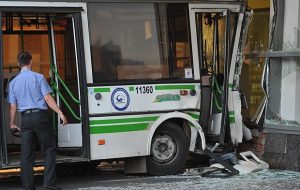 Автобус ПАЗ 3237-01 маршрута № 138 внезапно въехал в витрину торгового центра