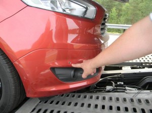 Новенький автомобиль получил пулю в бампер