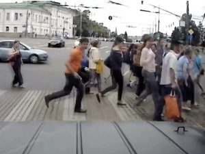 Андрей Рыбакин намерено нарушает ПДД, не дожидаясь своего сигнала светофора, переезжает пешеходный переход.