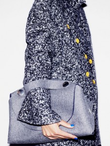 Сетка и проволока, обволакивающая и чувственная. Зимнее пальто из сетки от Селин.