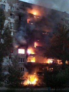 Горящий дом в Шахтёрске после попадания снаряда.