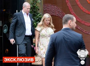 Иван и Анна выходят из ресторана