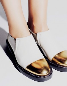 Marni развивает летние тенденции - возвращается плоский каблук. Марни также заимствует элементы из мужского гардероба.