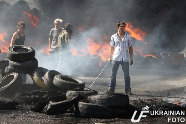 Периодетые в милицию титушки и ФСБ разгоняют прикинувшихся майдановцами титушек и ФСБ 7