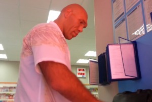 Валуев упаковывает посылку с картой России для Псаки