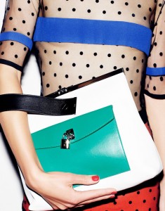 Emanuel Ungaro также исходит из эстетики 60х. Геометрические линии, яркий. жесткий ритм рисунка.