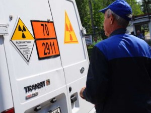 В таких машинах перевозят контейнеры с радиоактивными отходами.