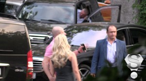 Влюбленная пара направляется в свой элитный дом