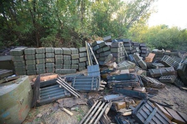 Брошенный украинскими силовиками склад с боеприпасами