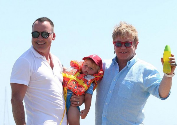 Элтону Джону отказали в усыновлении Льва, и он завел собственного ребенка