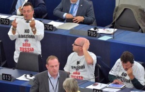 Джанлука Боунанно показывает Европарламенту "банан"