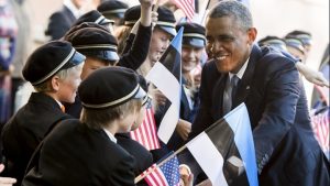 У президентского дворца Обама пожимал руки школьникам и раздавал афтографы