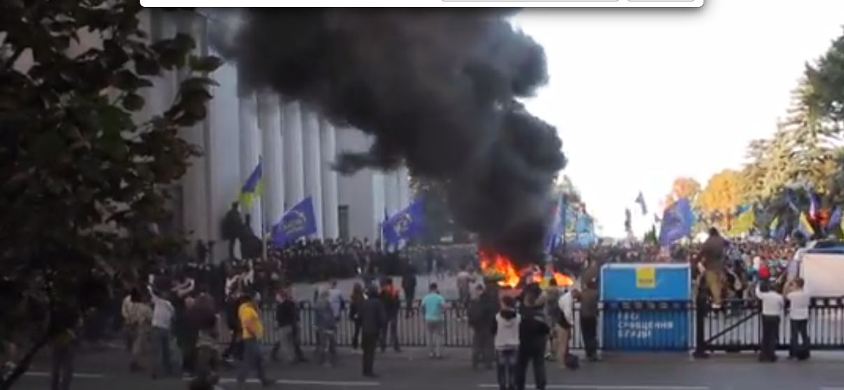 Возле здания администрации Порошенко собрались порядка 300 человек