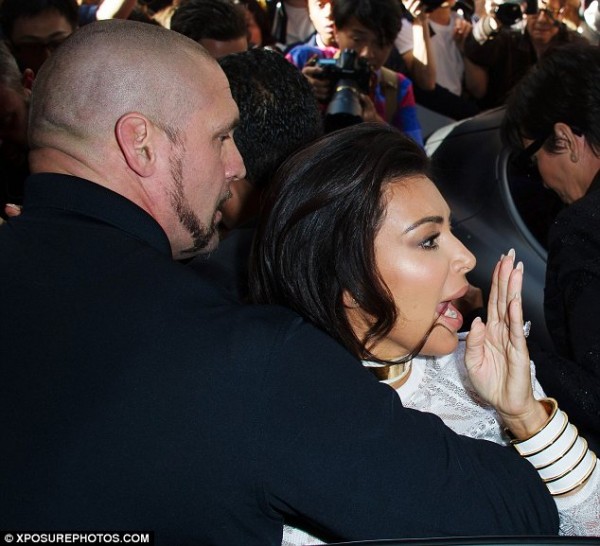 на фото: Ким с охранником