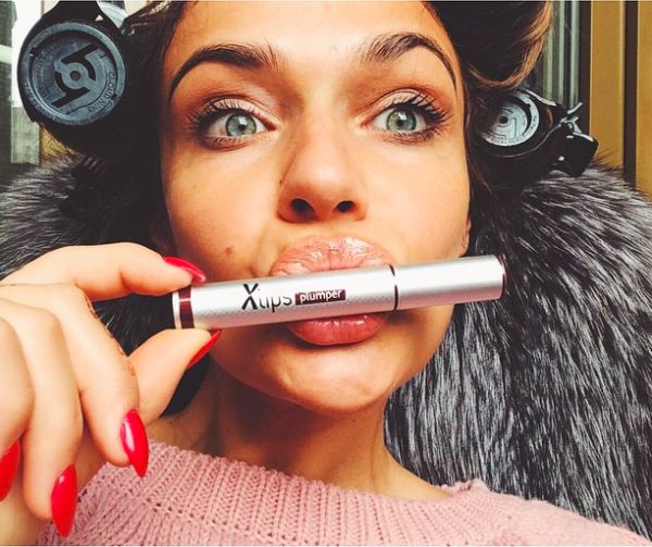 на фото: Алена Водонаева рассказывает каким блеском красит губы...