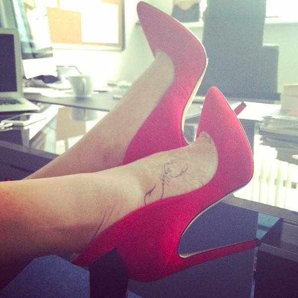 на фото: Новыми туфельками телеведущая также не прочь похвастаться...