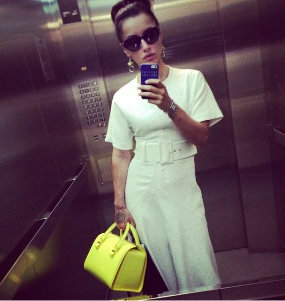 на фото: Тина любит делать лифт-луки