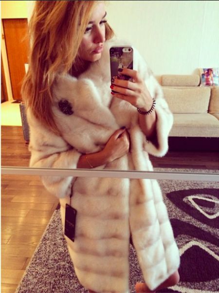 на фото: Ксения подготовилась к предстоящей зиме...