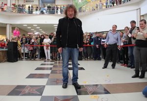 Музыкант позировал рядом с именной звездой