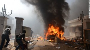 У здания разгромленного парламента