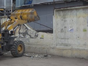 Тяжелая техника громит вещевой рынок Волгограда