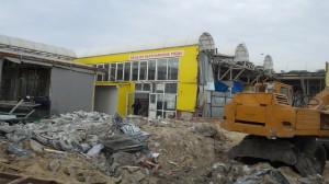 Тяжелая техника громит вещевой рынок Волгограда