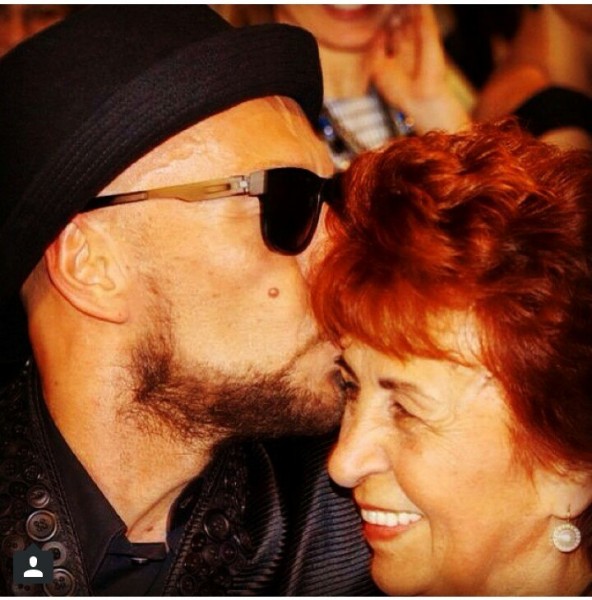 на фото: Дизайнер Игорь Гуляев с мамой