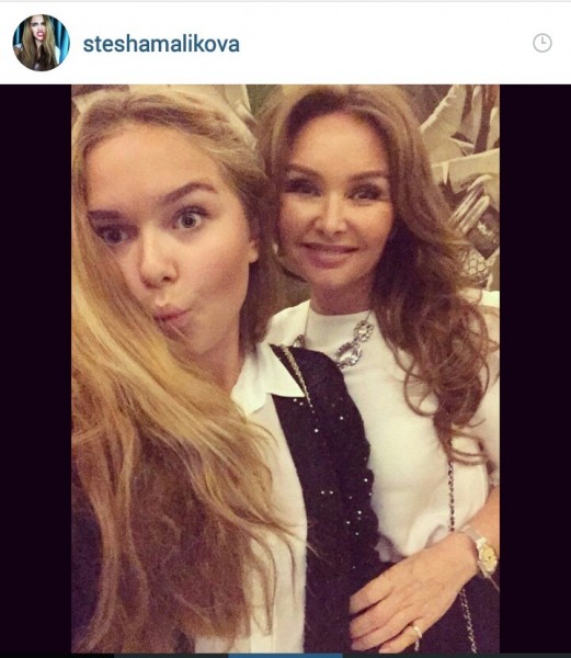 на фото: Стеша Маликова с мамой