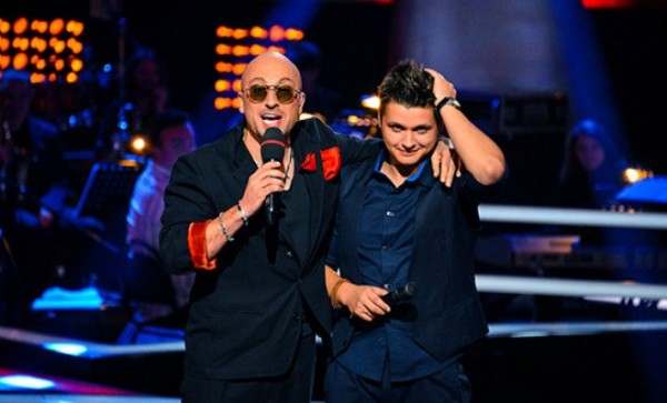 на фото: Григорий и ведущей проекта "Голос" Дмитрий Нагиев