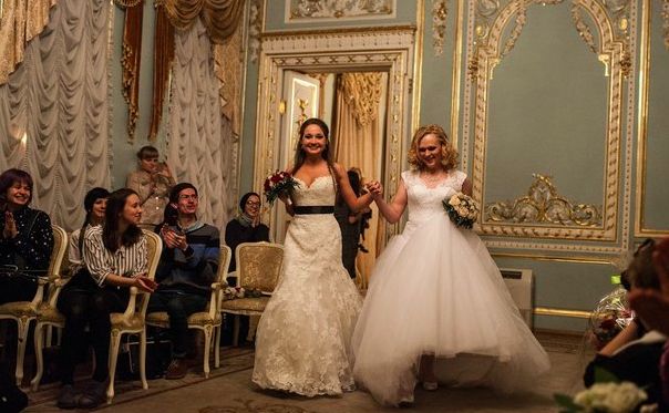 ЛГБТ в Харькове - две девушки поженились (ФОТО) | вторсырье-м.рфв