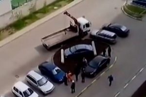 Машину девушки заблокировали битонными блоками