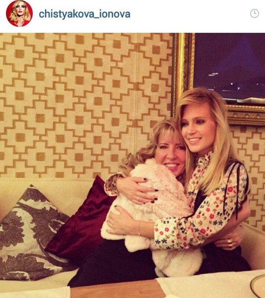 на фото: Певица Глюкоза с мамой