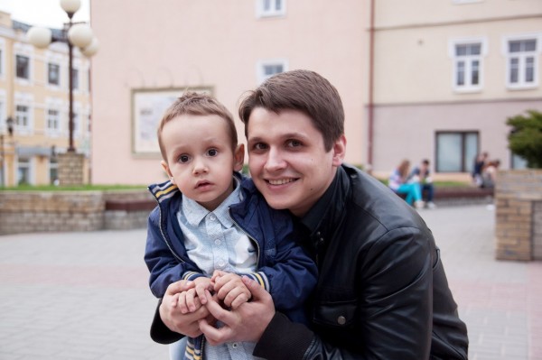 на фото: Григорий с сыном