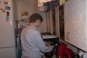 Школьник из Волгограда борется за жизнь мамы-инвалида