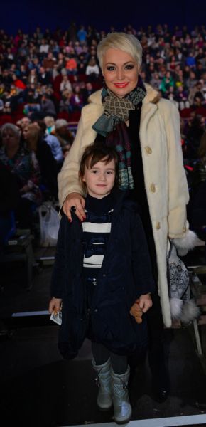 на фото: Катя Лель с сыном